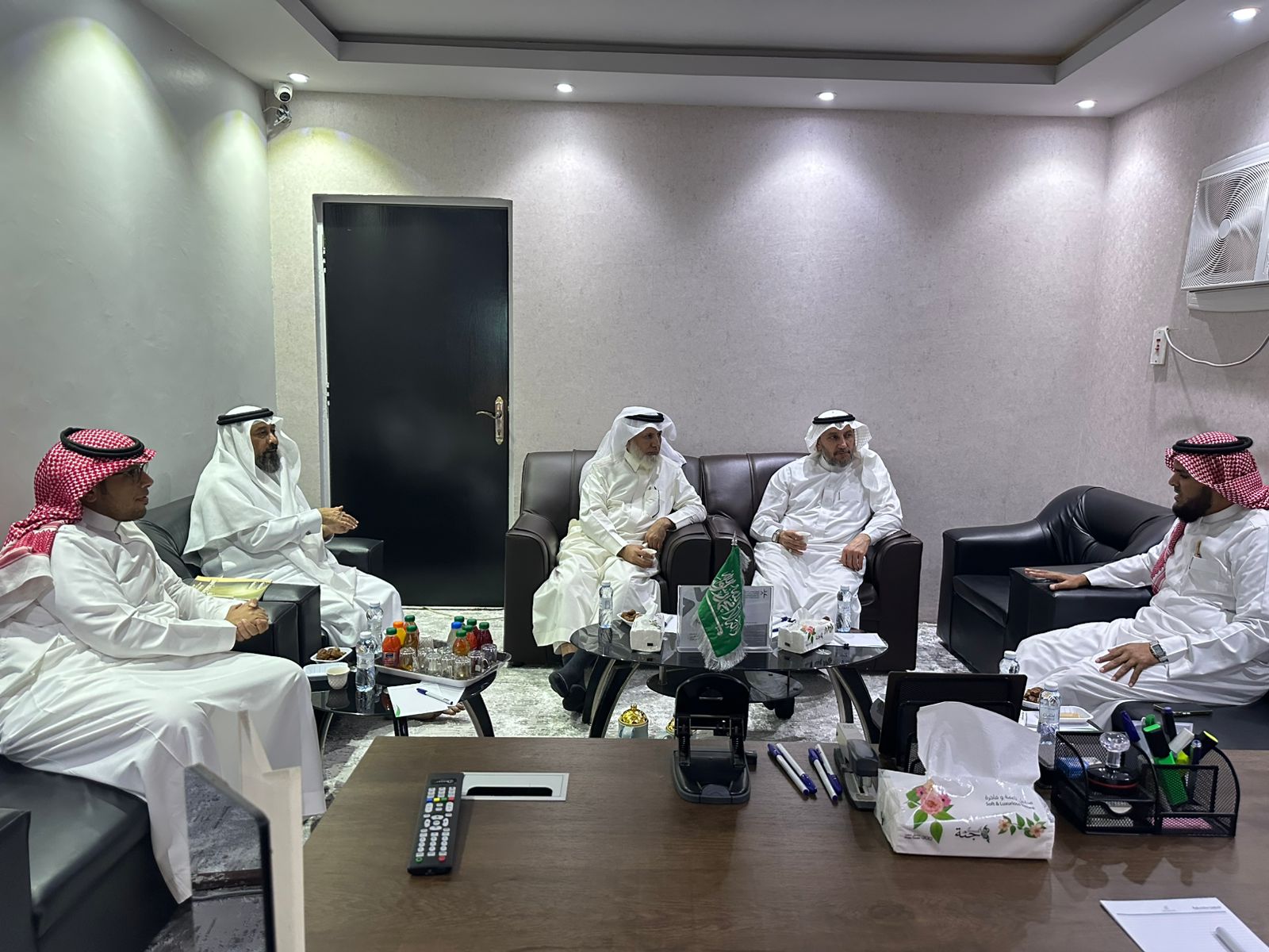 وفد مؤسسة عبدالعزيز إبراهيم البراهيم الأهلية يزور جمعية البر بالقحمة
